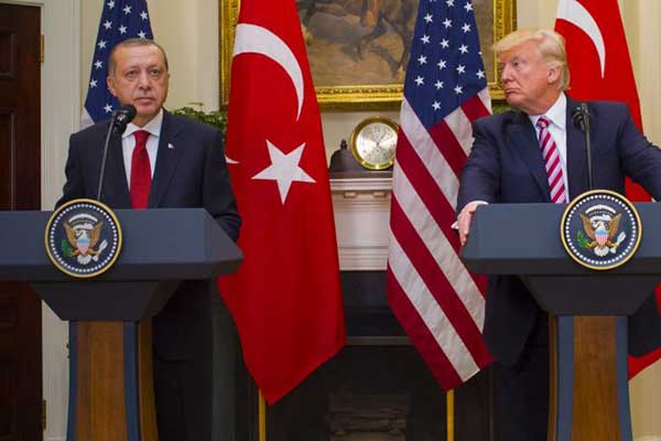 Ο Τραμπ «παγώνει» την πώληση όπλων στoν Ερντογάν