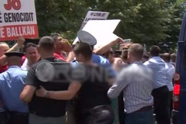 Πρόκληση στην Αλβανία -«Θερμή» υποδοχή στον Κοτζιά από Τσάμηδες