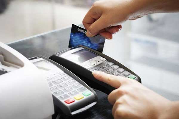 Τι αλλάζει για «πλαστικό χρήμα», αδήλωτα κεφάλαια και φόρους στα τσιγάρα