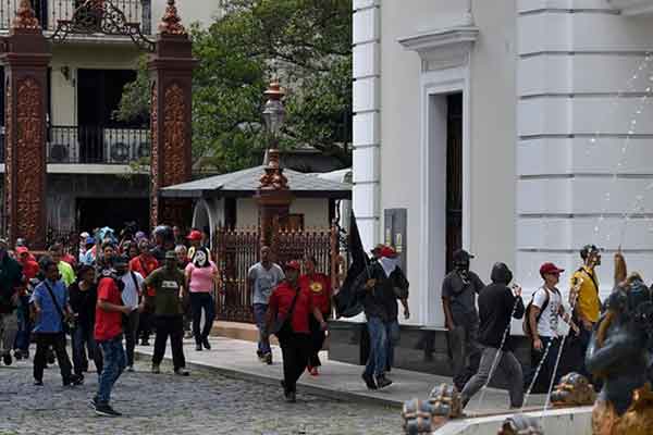 Βενεζουέλα: Αιματηρή εισβολή οπαδών του Μαδούρο στο κοινοβούλιο