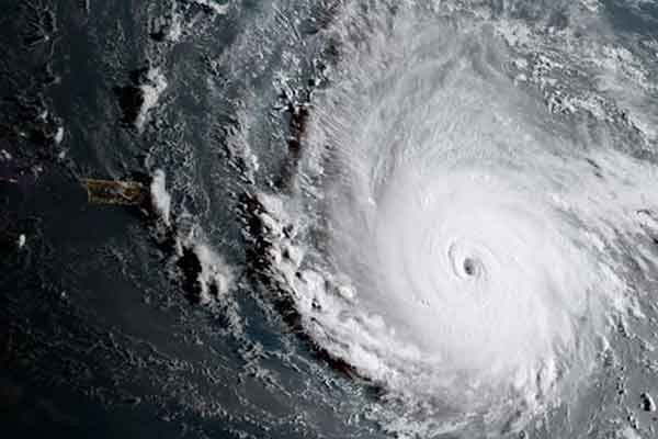 Ίρμα: Στα πρώτα νησιά της Καραϊβικής «προσγειώθηκε» ο τυφώνας χωρίς προηγούμενο στον Ατλαντικό