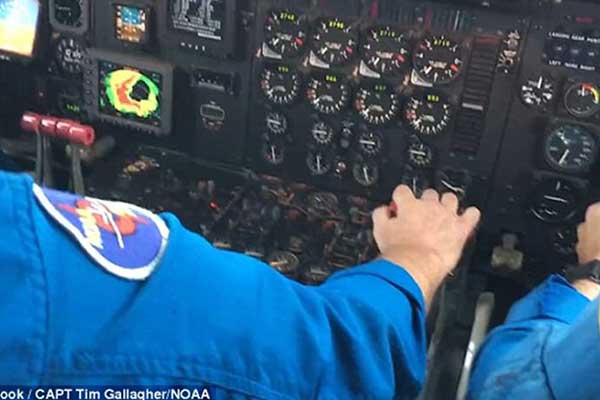 Τρομακτικό βίντεο: Αεροσκάφος στη δίνη του τυφώνα Μάθιου