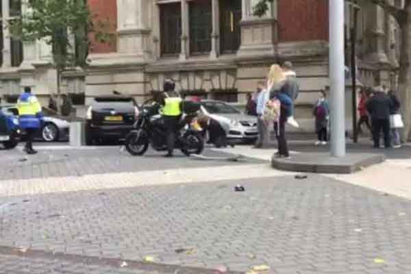 Συναγερμός στο Λονδίνο: Αυτοκίνητο έπεσε πάνω σε πεζούς