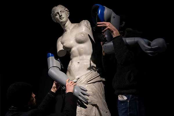 Με προσθετικά μέλη η Αφροδίτη της Μήλου στο Παρισινό μετρό