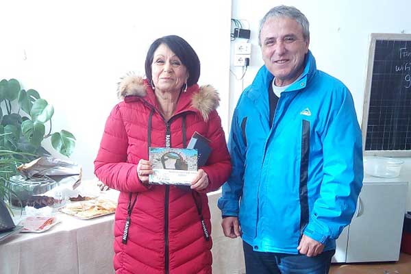 IMG 20190213 110054-προσφορά-αναμνηστικού-στην-Διευθύντρια-του-Κολεγίου