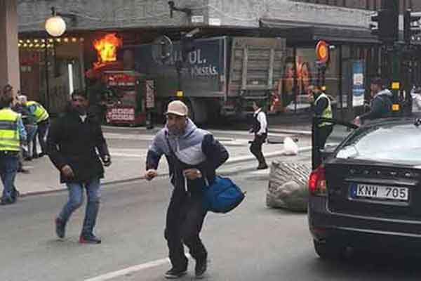 Φορτηγό έπεσε πάνω σε κόσμο στη Στοκχόλμη - Πληροφορίες για τρεις νεκρούς