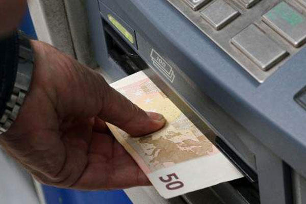 Πώς θα γλιτώσετε τις κατασχέσεις τραπεζικών λογαριασμών για οφειλές στο Δημόσιο