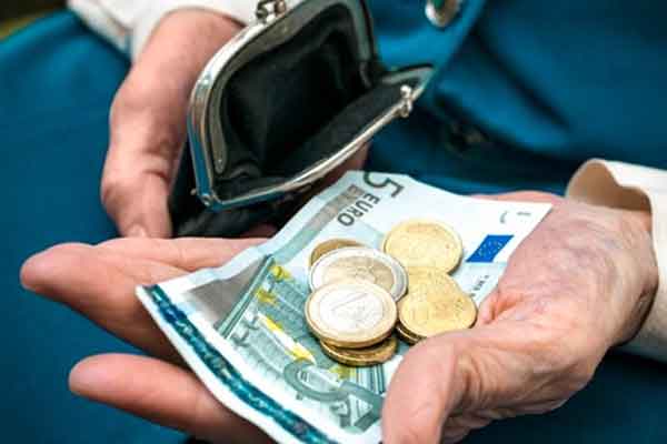 Χαρτζιλίκι οι επικουρικές συντάξεις: Παγωμένες από το 2015 και ψαλιδισμένες έως και 78%