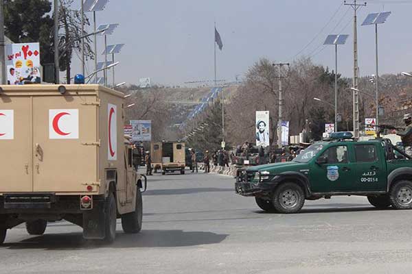 Ένας άλλος εργαζόμενος της κλινικής ανήρτησε το εξής μήνυμα στο Facebook: «Άτομα με όπλα έχουν εισβάλλει στο ξενοδοχείο. Προσευχηθείτε για εμάς».  Σχεδόν έξι ώρες μετά από τον πρώτο πυροβολισμό, ο εκπρόσωπος Τύπου του υπουργείου Εσωτερικών του Αφγανιστάν ανακοίνωσε στο Twitter ότι οι ειδικές δυνάμεις εξουδετέρωσαν τους άνδρες και ότι οι υπόλοιποι ασθενείς και εργαζόμενοι του νοσοκομείου είναι ασφαλείς.