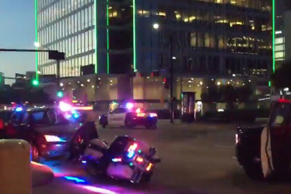 Η βία φέρνει βία και θάνατο – Χάος στο Ντάλας των ΗΠΑ – Ελεύθεροι σκοπευτές άνοιξαν πυρ σε διαδήλωση σκορπώντας πανικό – Τέσσερις αστυνομικοί νεκροί!