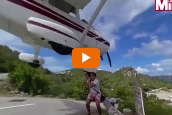 Βίντεο που κόβει την ανάσα: Το αεροπλάνο περνά ξυστά από το κεφάλι του για μια φωτογραφία