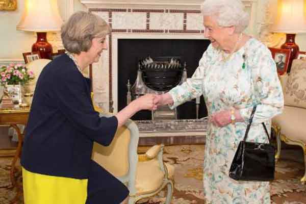 Η Μέι πήγε στο παλάτι, πήρε εντολή σχηματισμού κυβέρνησης -Με τους Ενωτικούς της Β. Ιρλανδίας