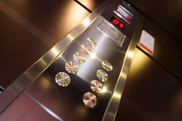 Γιατί κινδυνεύουν με πρόστιμα διαχειριστές και ιδιοκτήτες για τα ασανσέρ στις πολυκατοικίες