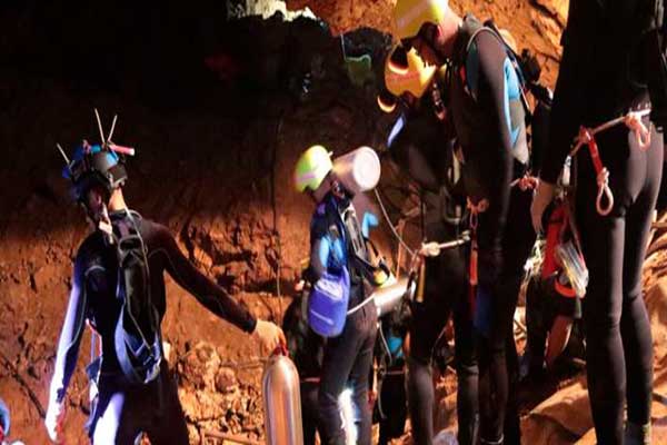 Παγκόσμια αγωνία: Σε εξέλιξη ο απεγκλωβισμός από το σπήλαιο στην Ταϊλάνδη -Εβγαλαν ένα παιδί ακόμη