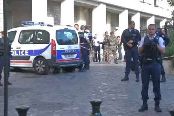 Συναγερμός στο Παρίσι: Αυτοκίνητο έπεσε πάνω σε στρατιώτες-Εξι τραυματίες