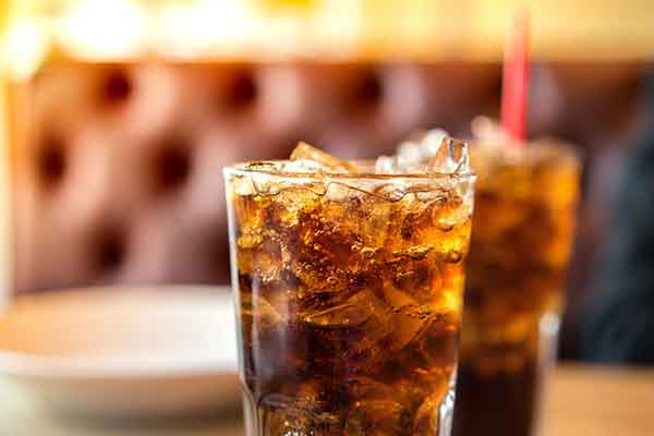 Η ΕΕ απαγορεύει τα αναψυκτικά στα σχολεία από το 2018