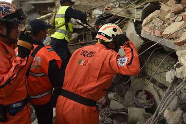 Αναζητούν επιζώντες στα συντρίμμια των 8,2 Ρίχτερ στο Μεξικό